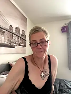 Snapshot of Curvy-Jinx chatting on 11.11.25 Curvy-Jinx online show from 11.11.25