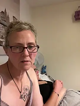 Snapshot of Curvy-Jinx chatting on 11.18.25 Curvy-Jinx online show from 11.18.25