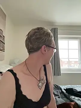 Snapshot of Curvy-Jinx chatting on 11.19.25 Curvy-Jinx online show from 11.19.25