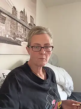 Snapshot of Curvy-Jinx chatting on 11.20.25 Curvy-Jinx online show from 11.20.25