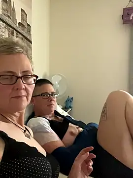 Snapshot of Curvy-Jinx chatting on 11.22.25 Curvy-Jinx online show from 11.22.25