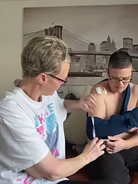 Snapshot of Curvy-Jinx chatting on 11.24.25 Curvy-Jinx online show from 11.24.25