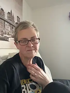 Snapshot of Curvy-Jinx chatting on 11.25.25 Curvy-Jinx online show from 11.25.25