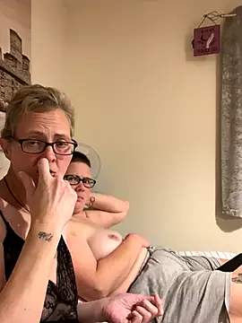 Snapshot of Curvy-Jinx chatting on 11.27.25 Curvy-Jinx online show from 11.27.25