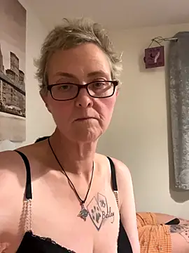 Snapshot of Curvy-Jinx chatting on 11.29.25 Curvy-Jinx online show from 11.29.25