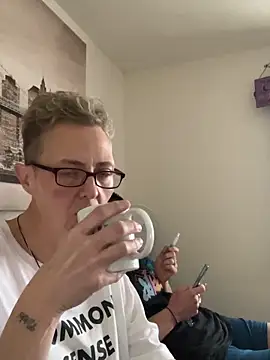 Snapshot of Curvy-Jinx chatting on 12.23.25 Curvy-Jinx online show from 12.23.25