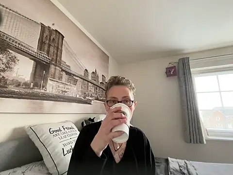 Snapshot of Curvy-Jinx chatting on 03.10.26 Curvy-Jinx online show from 03.10.26