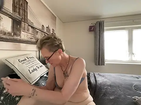 Snapshot of Curvy-Jinx chatting on 04.03.26 Curvy-Jinx online show from 04.03.26