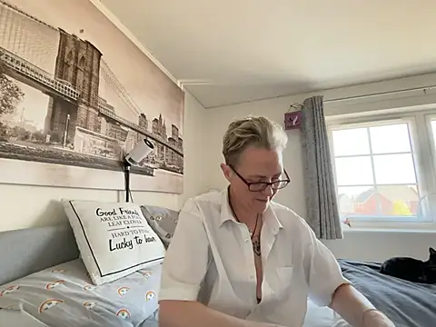 Snapshot of Curvy-Jinx chatting on 04.07.26 Curvy-Jinx online show from 04.07.26