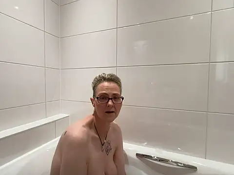 Snapshot of Curvy-Jinx chatting on 04.09.26 Curvy-Jinx online show from 04.09.26