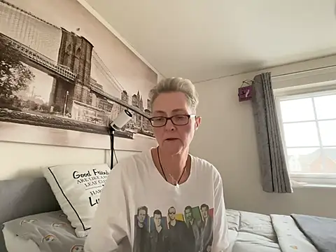 Snapshot of Curvy-Jinx chatting on 04.10.26 Curvy-Jinx online show from 04.10.26