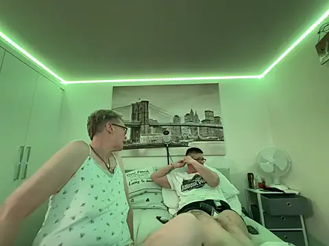 Snapshot of Curvy-Jinx chatting on 04.12.26 Curvy-Jinx online show from 04.12.26