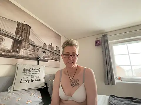 Snapshot of Curvy-Jinx chatting on 04.15.26 Curvy-Jinx online show from 04.15.26