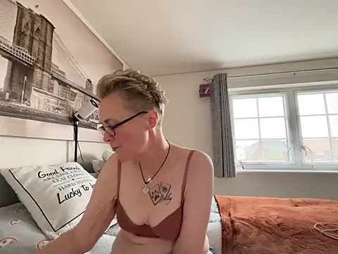 Snapshot of Curvy-Jinx chatting on 04.16.26 Curvy-Jinx online show from 04.16.26