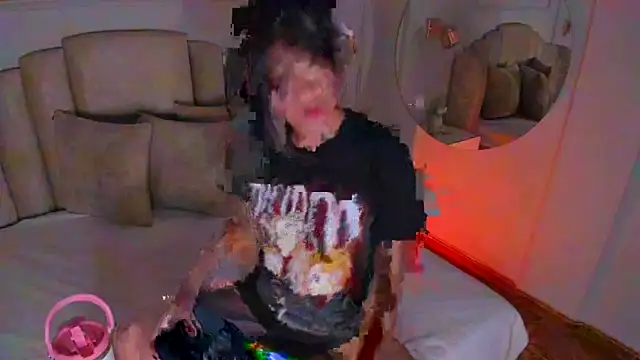 mia kisses2 online show from 10.26.25