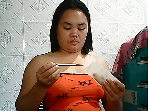 Snapshot of CreamyPussy4uxx chatting on 02.25.26 CreamyPussy4uxx online show from 02.25.26