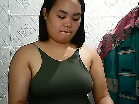 Snapshot of CreamyPussy4uxx chatting on 02.27.26 CreamyPussy4uxx online show from 02.27.26