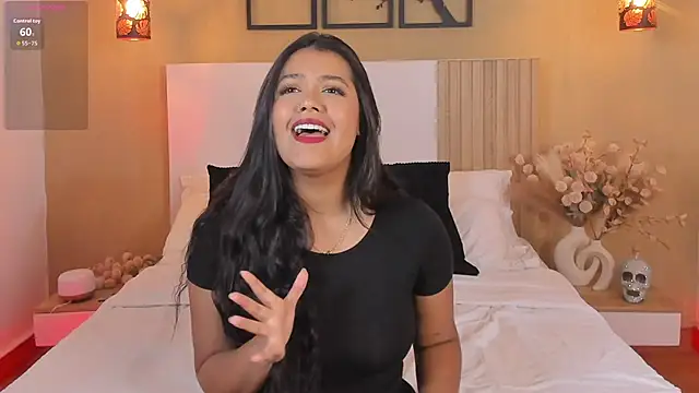 Snapshot of Camila_Bustamante chatting on 10.16.25 Camila Bustamante online show from 10.16.25