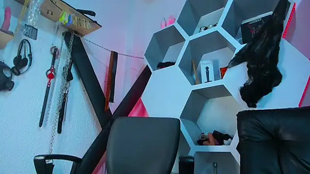 Madame Deborass online show from 10.14.25