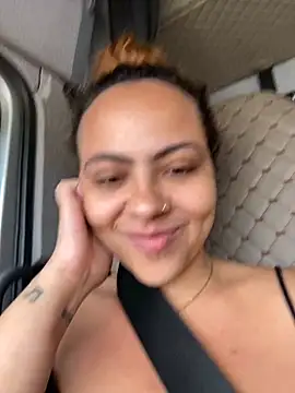 Snapshot of Chloe_Leaozinho chatting on 10.19.25 Chloe Leaozinho online show from 10.19.25