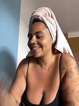 Snapshot of Chloe_Leaozinho chatting on 10.29.25 Chloe Leaozinho online show from 10.29.25