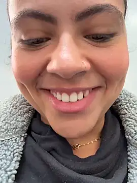 Chloe Leaozinho online show from 05.22.26