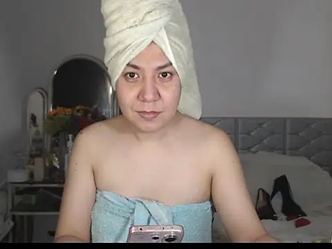 stellahugeX online show from 10.18.25