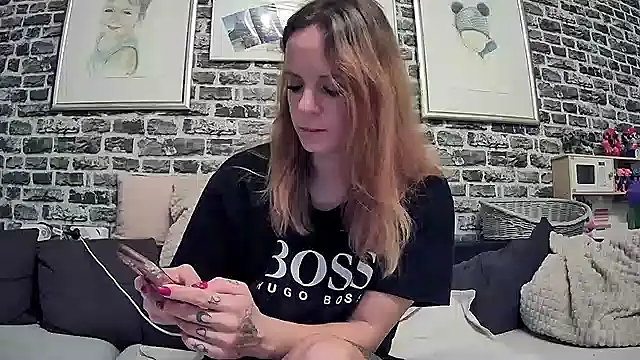 Snapshot of SexyMilf_37 chatting on 09.28.25 SexyMilf 37 online show from 09.28.25