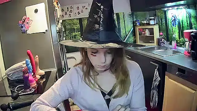 Snapshot of SexyMilf_37 chatting on 10.31.25 SexyMilf 37 online show from 10.31.25