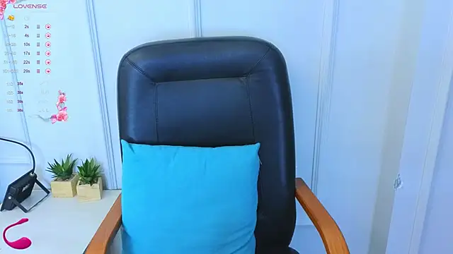 Snapshot of Kuro_Ren chatting on 10.13.25 Kuro Ren online show from 10.13.25