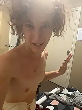 Snapshot of summervera chatting on 11.17.25 summervera online show from 11.17.25