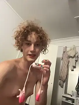 Snapshot of summervera chatting on 11.21.25 summervera online show from 11.21.25