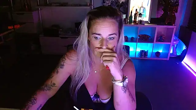 Snapshot of Mrs-Aurora chatting on 09.29.25 Mrs-Aurora online show from 09.29.25