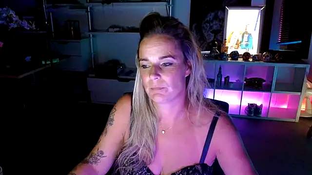 Snapshot of Mrs-Aurora chatting on 10.02.25 Mrs-Aurora online show from 10.02.25