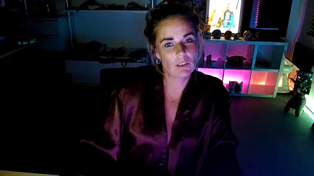 Snapshot of Mrs-Aurora chatting on 10.05.25 Mrs-Aurora online show from 10.05.25