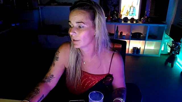 Snapshot of Mrs-Aurora chatting on 10.05.25 Mrs-Aurora online show from 10.05.25