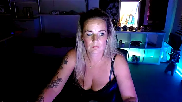 Snapshot of Mrs-Aurora chatting on 10.12.25 Mrs-Aurora online show from 10.12.25