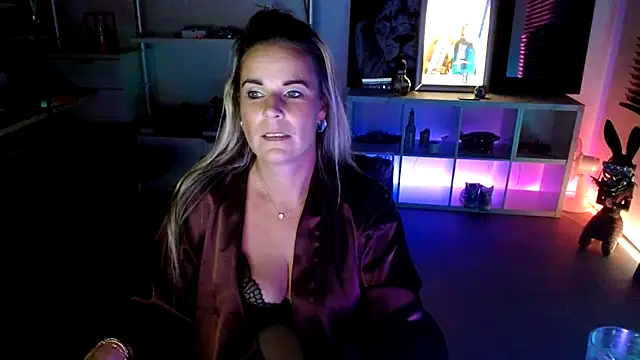 Snapshot of Mrs-Aurora chatting on 10.18.25 Mrs-Aurora online show from 10.18.25