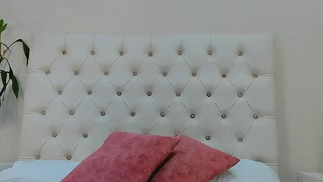 Snapshot of Perla_Giraldo chatting on 10.02.25 Perla Giraldo online show from 10.02.25