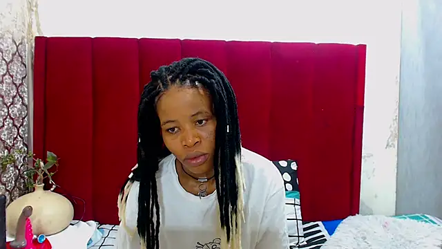 Snapshot of SexyChantyBabe25 chatting on 10.20.25 SexyChantyBabe25 online show from 10.20.25