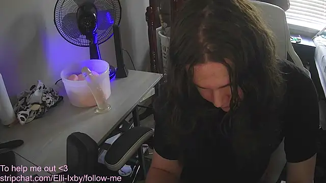 Snapshot of Elli-Ixby chatting on 11.13.25 Elli-Ixby online show from 11.13.25