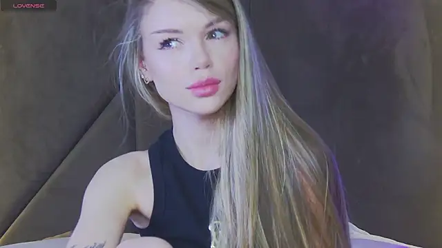 Snapshot of MarilynNova chatting on 06.13.26 MarilynNova online show from 06.13.26