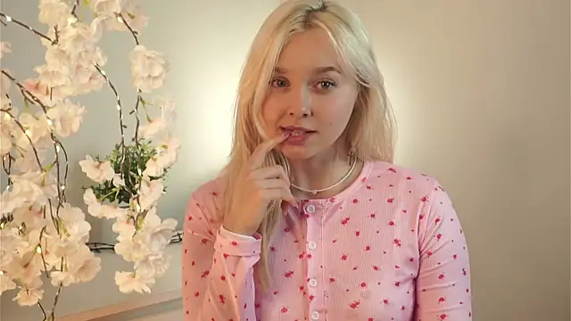 Snapshot of AccaCroyle chatting on 11.23.25 AccaCroyle online show from 11.23.25