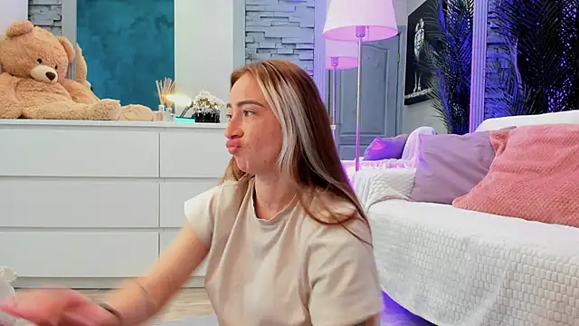 Reina Cummings online show from 06.15.26