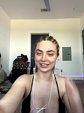 Snapshot of Roseyla___ chatting on 10.08.25 Roseyla online show from 10.08.25