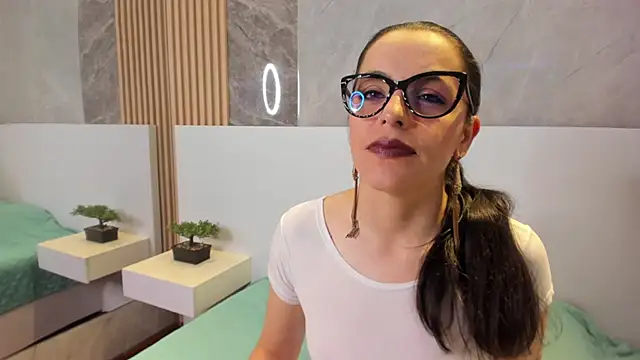 IsisNoir online show from 09.13.25