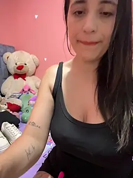 Snapshot of GiaDuque chatting on 11.05.25 GiaDuque online show from 11.05.25