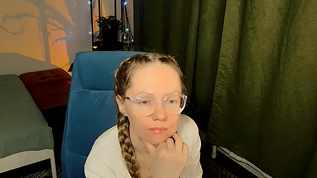 Snapshot of _Goldilocks_ chatting on 10.06.25  Goldilocks  online show from 10.06.25