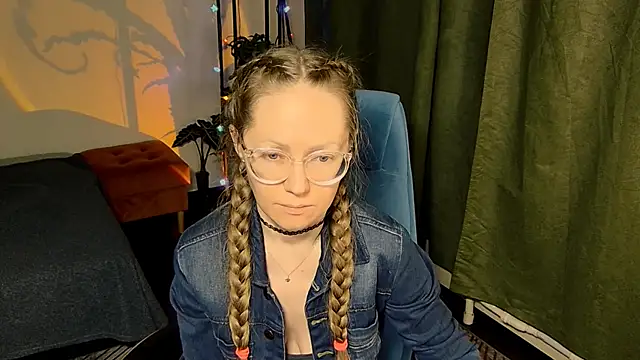Snapshot of _Goldilocks_ chatting on 10.07.25  Goldilocks  online show from 10.07.25