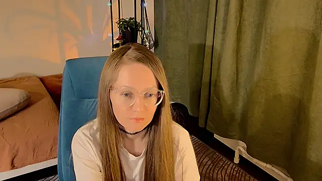 Snapshot of _Goldilocks_ chatting on 10.11.25  Goldilocks  online show from 10.11.25